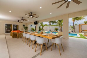 From sunrise breakfasts to evening cocktails, our poolside dining area sets the scene for memorable moments