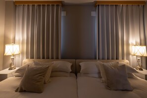 Bedroom 1: Double Bed x2
