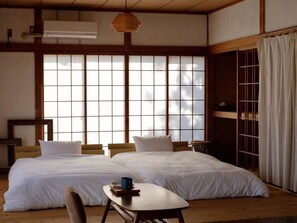 Bedroom (2 semi-double beds)
