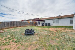 Private Backyard | Fire Pit | Gas Grill