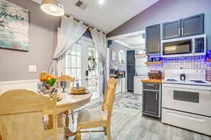 Dining Area | Dishware/Flatware Provided