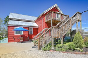 Property Exterior | 2nd-Floor Apartment | Shared Parking Lot (2 Vehicles)