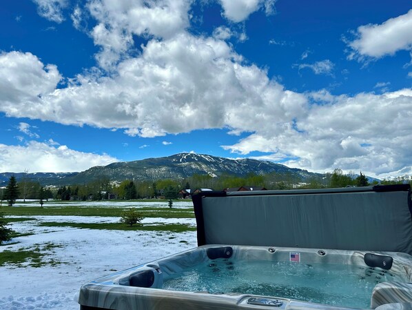 Year Round Hot Tub and Views of Red Lodge Mountain