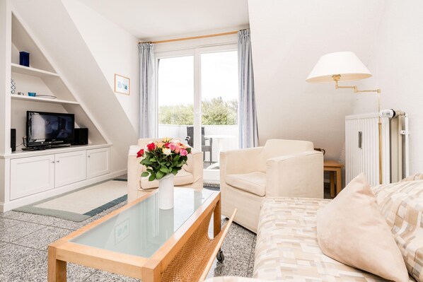 Komfortables Wohnzimmer, in der Wohnung 2 des Haus Käpt´n Hein Cors im Osterweg 31, mit Zugang zum Balkon...