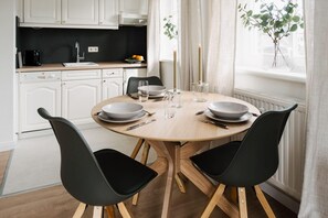 Blick zum Essplatz und zur Küchenzeile der Wohnung 6 des Haus Witt Hingst am Weesterstich 3, in Westerland...