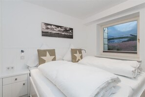 Das erste Schlafzimmer im UG mit bequemen Doppelbett, in der Wohnung Caterina, Hochkamp 11B in Wenningstedt...