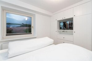 Erstes Schlafzimmer, mit Flatscreen...