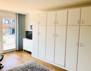 Ihr Wohnzimmer, mit Flatscreen-TV und Doppelschrankbett in der Wohnung 20 des Haus Norderhoog, in der Kjeirstraße 20, in Westerland, au...