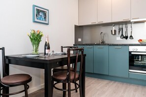 Der Esstisch für 3 Personen mit Blick auf die offene Küchenzeile der Wohnung 28 des Haus Norderhoog in der Kjeirstr. 20, in Westerland...
