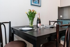 Der Esstisch für 3 Personen in der Wohnung 28 des Haus Norderhoog in der Kjeirstr. 20, in Westerland...