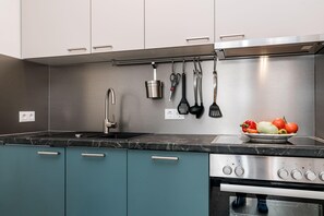 Küchenzeile, der Wohnung 28 des Haus Norderhoog in der Kjeirstr. 20, in Westerland, mit Backofen, Herd, Kaffeemaschine und Wasserkocher...