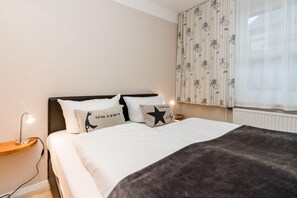 Schlafraum mit kompfortablem Doppelbett in der Wohnung 11 des Haus Gotland, in der Deckerstr. 5 a, in Westerland...