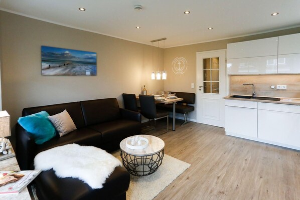 Wohnraum der Wohnung 5 des Haus Sea Salt im Amselweg 15, in Westerland, mit bequemer Couchgarnitur...