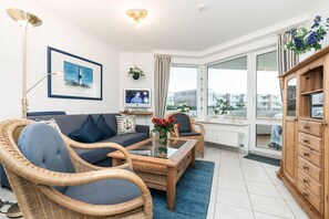 Gesamtansicht des hellen und freundlichen Wohnraums der Wohnung 16 des Nordmarkhof in der Nordmarkstraße 18, in Westerland...