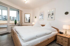 Das Schlafzimmer mit Doppelbett in der Wohnung 16 des Nordmarkhof in der Nordmarkstraße 18, in Westerland...