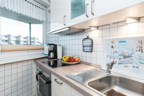 Moderne separate Küche in der Wohnung 16 des Nordmarkhof in der Nordmarkstraße 18, in Westerland...
