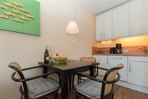 gemütlicher Essplatz im Wohnbereich der Wohnung 5 des Haus 55° Nord in der Ostmarkstr. 4, in Wenningstedt...