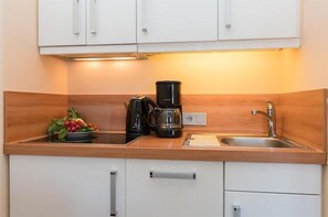 moderne Küchenzeile, der Wohnung 5 des Haus 55° Nord in der Ostmarkstr. 4, in Wenningstedt, mit Geschirrspüler, Kaffeemaschine, Wasserk...