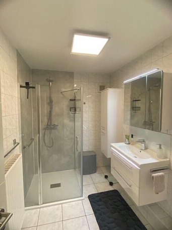 Ferienwohnung, 65 qm, 1-2 Pers.-Das Badezimmer moderner Dusche und großem Waschtisch