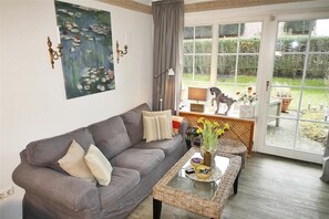 Das kuschelige Sofa im Wohnzimmer der Wohnung 1 im Horsatal 19 in Wenningstedt....
