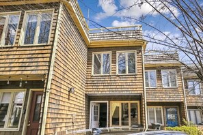 Welcome to our quaint, inviting gem nestled in the historic area of Downtown Annapolis. This home boast a rich history, combining the elegance of the past with the comfort of modern living. 