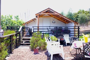 Come enjoy a farmstay in our Alpaca Cottage .