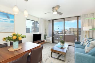 Great Partial Ocean View! Full Kitchen, Free Parking, Pool! Heart of Waikiki!