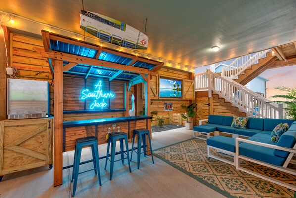 outdoor bar - Amazing outdoor bar, seating and tv