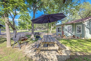 Outdoor dining, BBQ Grill, hammock, cornhole