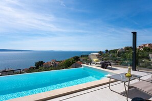 Villa Sunshine mit drei Schlafzimmern, beheiztem Pool, Medienraum und Meerblick