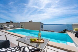 Villa mit drei Schlafzimmern, oberhalb der malerischen Küste gelegen
