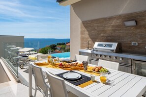Überdachter Essbereich im Freien mit Grill (Gas)