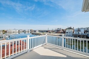 Marina Mornings: A waterfront balcony with a view to inspire.