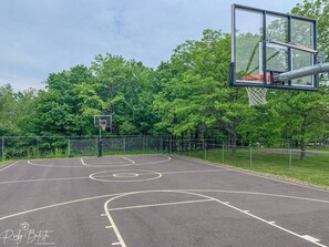 Check out all the amenities included during your visit: basketball court