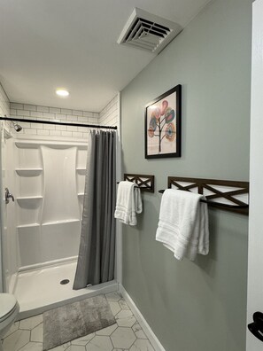 Spring Lodge - Large bathroom with wide shower