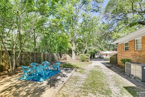 Backyard | Outdoor Seating Area