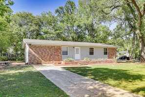 House Exterior | 2 Mi to FSU Campus