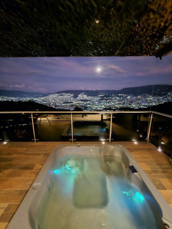 Outdoor spa tub