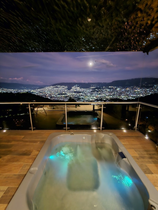Outdoor spa tub