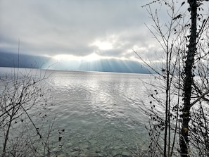 Ein Regenschauer am Attersee.