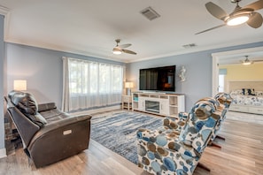 Living Room | Smart TV | Central A/C | Free WiFi