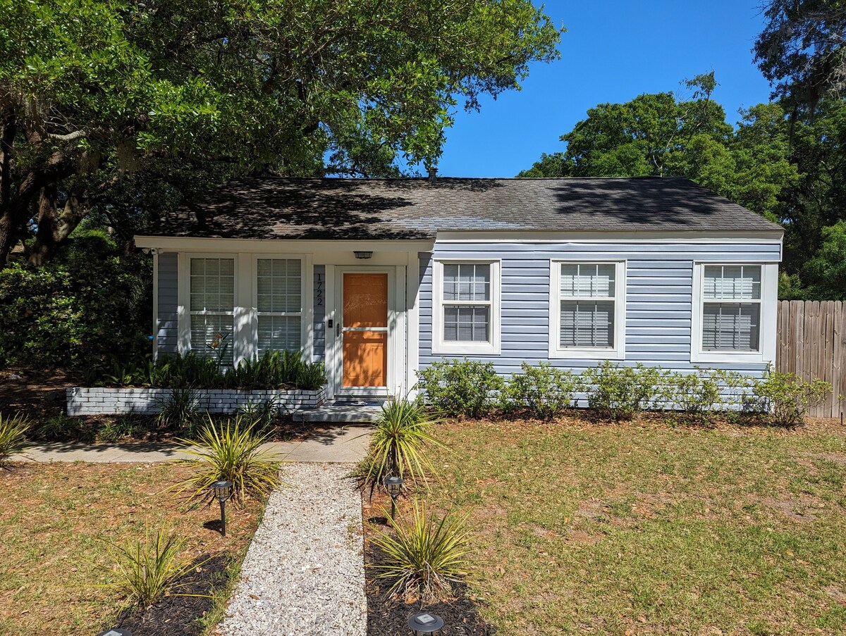 The Lighthouse Cottage – beautiful, light-filled vacation cottage in Port Royal.