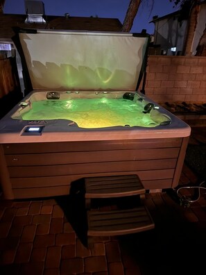 Outdoor spa tub