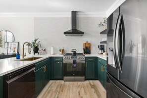 Fully Stocked Kitchen w/ Stainless Steel Appliances