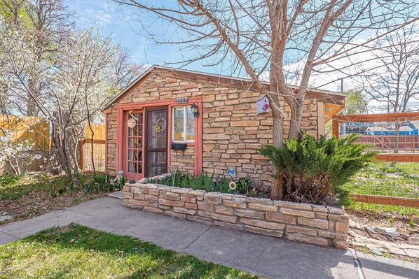 Cottage charm and cozy vibes, the perfect escape from everyday life.