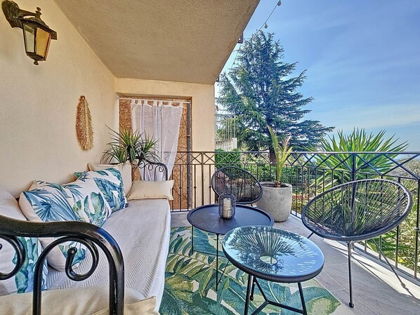Terrasse ensoleillée, décorée dans un esprit bohème chic.