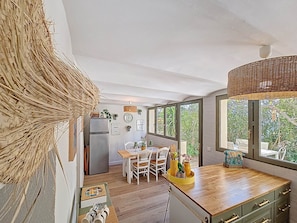 Un lieu paisible et inspirant, pour un séjour entre nature, confort et charme provençal.