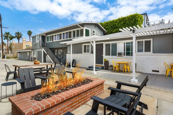 Perfectly located between Main Street and Pacific City! 2-3 min walk to beach, shops and dining!