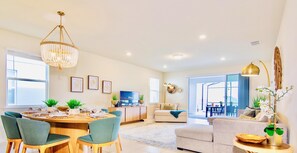 3767LANAAVE-LIVINGROOM1