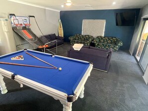 Ironstone estates family house! 2 sofa beds and games room with pool table 65 inch tv and basketball hoop